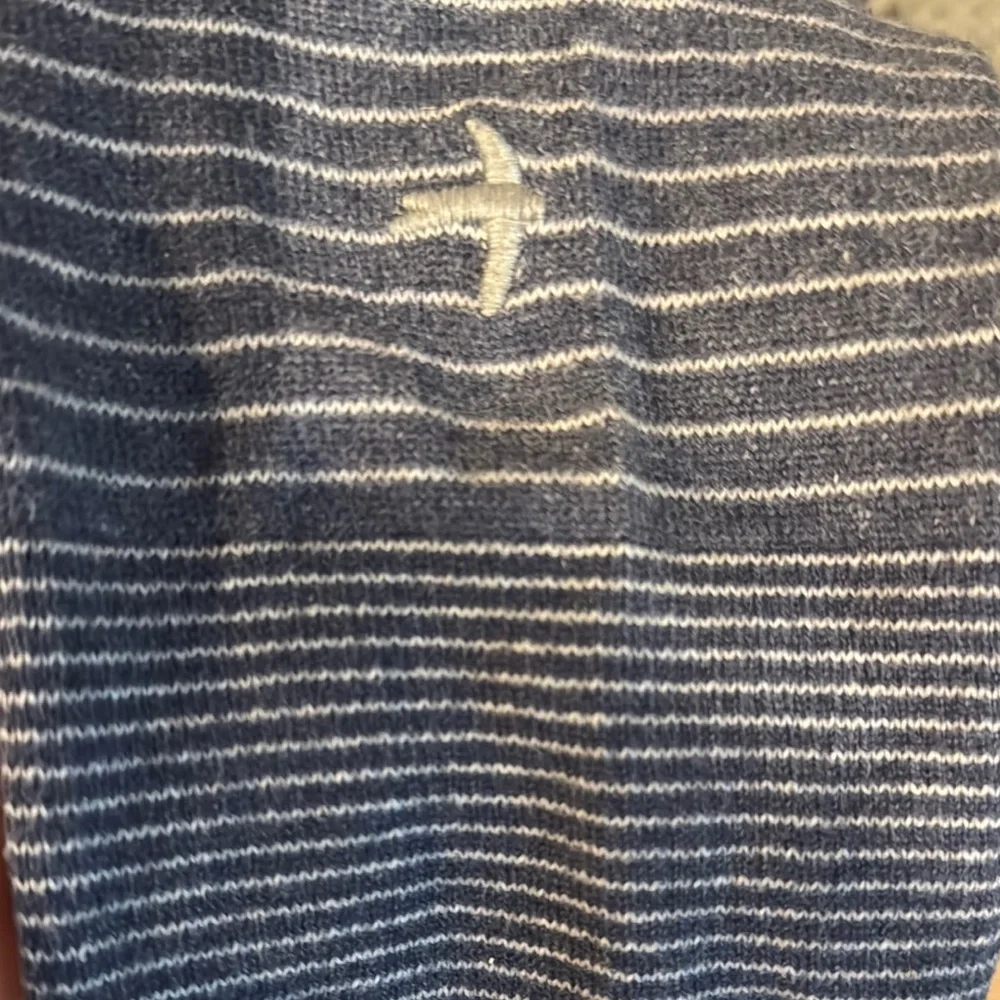 Gray V-Neck Sweater with Ribbed Texture - Picture 8 of 8